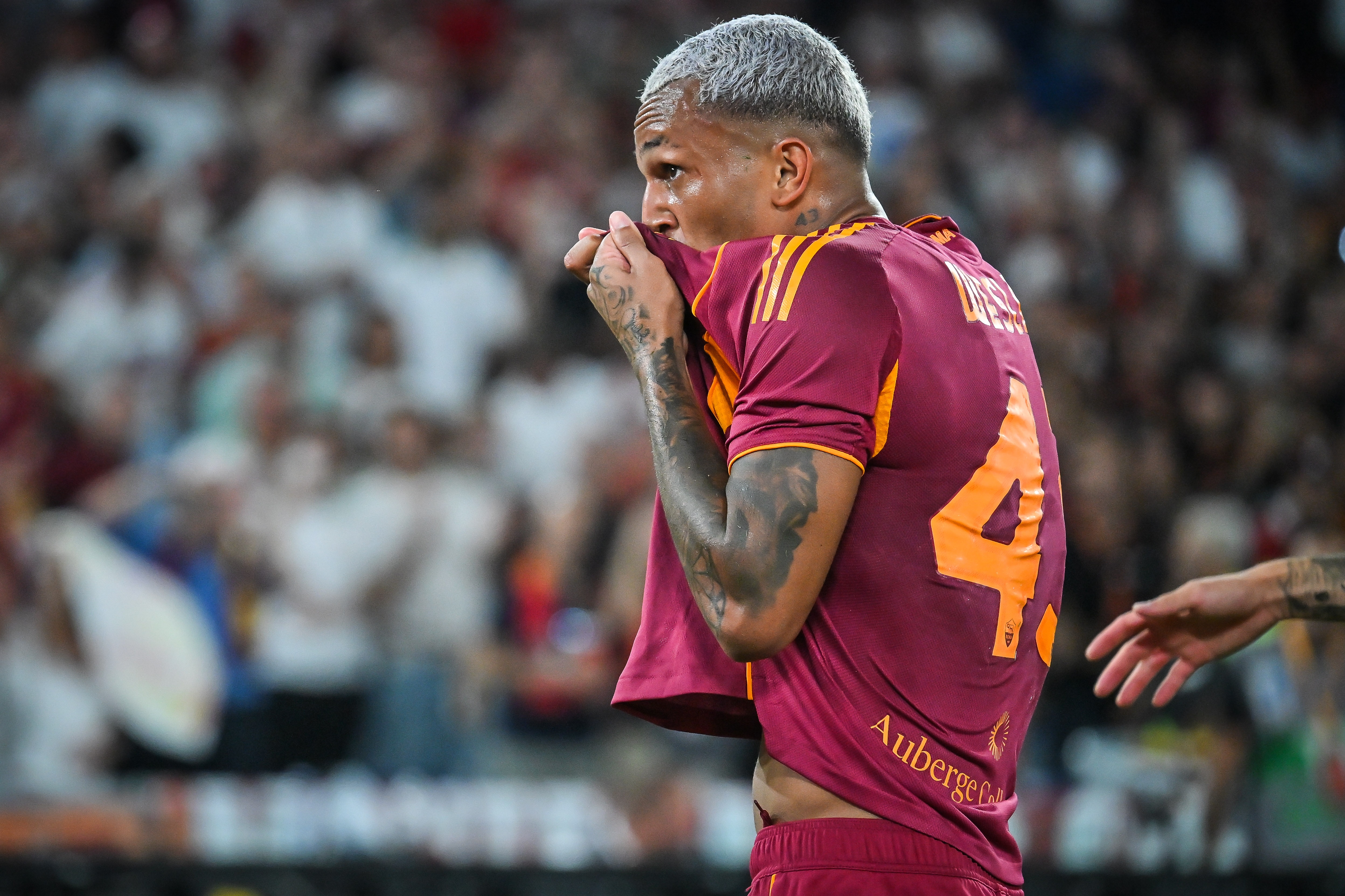 Baccarat-意媒：罗马后卫韦斯利右腿股二头肌肌腱损伤，预计将缺阵4周